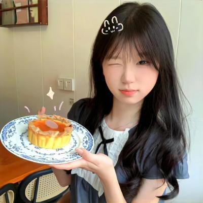 高墙、黑色与帅小伙
